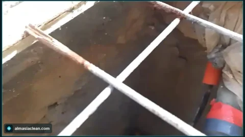 فتحة خزان أرضي ومواسيره من الأعلى