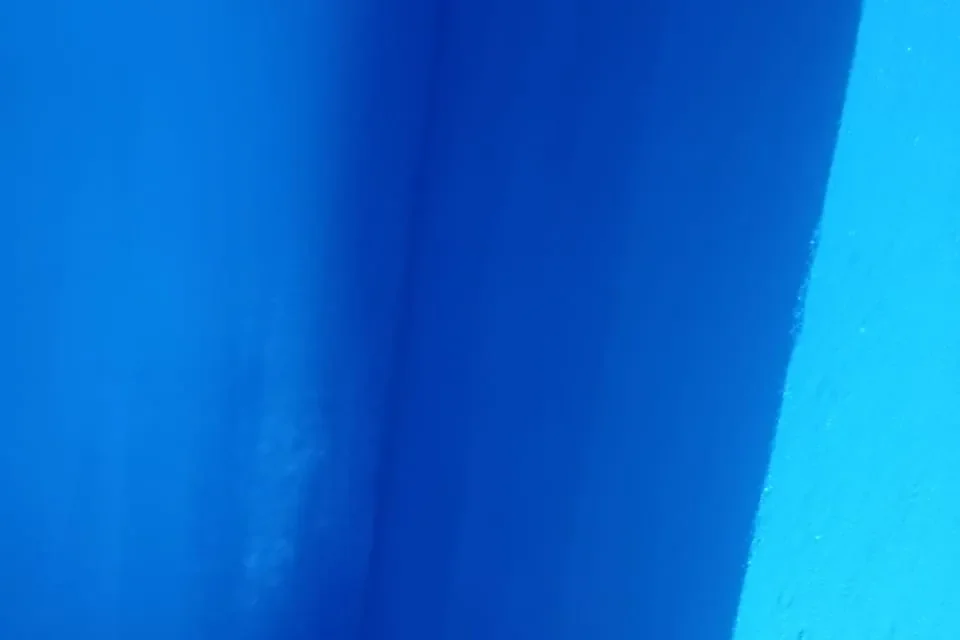 جدار خزان أرضي بعد العزل بالإيبوكسي الأزرق